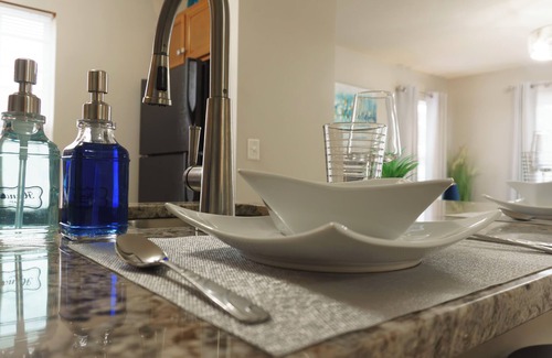 Kansas City Condominio | Upscale Long Stay: King Bed-WiFi-Pet OK-Washer/Dryer-AC-16mi->Arrowhead-North KC