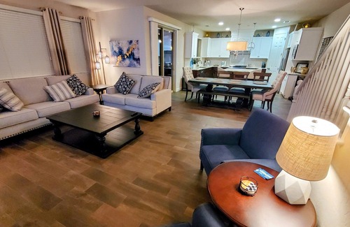 Raisin Casa | Upscale Modern Home★ King Bed★ Garage Parking★ Sanitized★ Long Stays