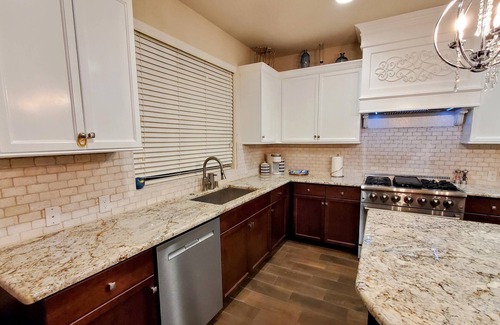 Raisin Casa | Upscale Modern Home★ King Bed★ Garage Parking★ Sanitized★ Long Stays