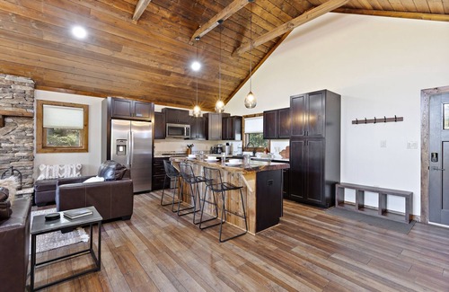 Seven Devils Cabina | Upscale Mountain Cabin w/ Living Room Views