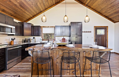 Seven Devils Cabina | Upscale Mountain Cabin w/ Living Room Views
