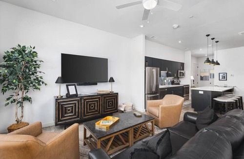 Edgehill Apartamento | Upscale Music Row Corner Unit with Pool, Patio, Rooftop with City View, & Gym