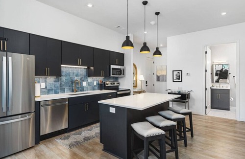 Edgehill Apartamento | Upscale Music Row Corner Unit with Pool, Patio, Rooftop with City View, & Gym