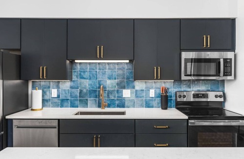 Edgehill Apartamento | Upscale Music Row Corner Unit with Pool, Patio, Rooftop with City View, & Gym