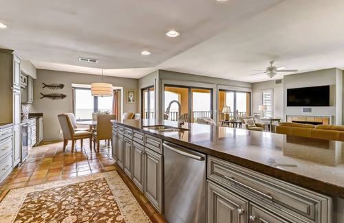 Fernandina Beach Apartamento | Upscale, newly furnished, single level end unit, with 180 degree view