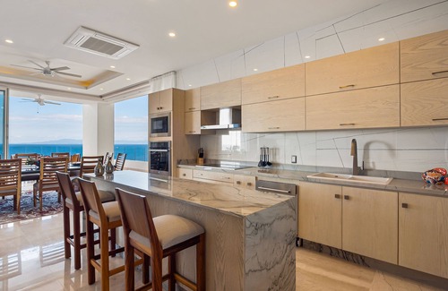Mismaloya Condominio | Upscale oceanfront condo with extensive balcony, pool & ocean views