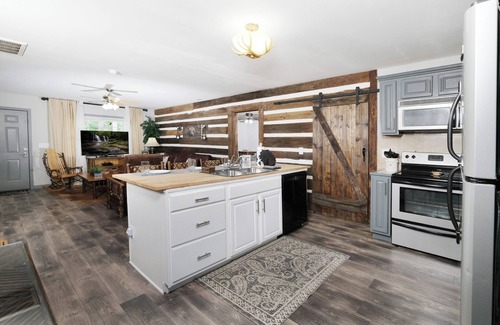 Sevierville Chalet De Esquí | Upscale, pet friendly 3BR w/ game room, fenced-in yard, and high end design!