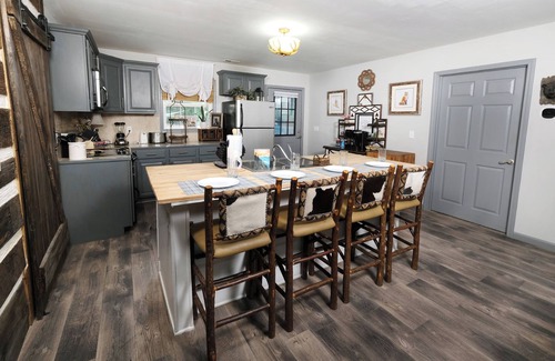Sevierville Chalet De Esquí | Upscale, pet friendly 3BR w/ game room, fenced-in yard, and high end design!