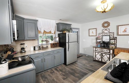Sevierville Chalet De Esquí | Upscale, pet friendly 3BR w/ game room, fenced-in yard, and high end design!