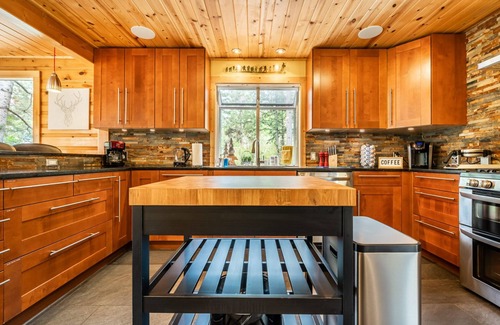 Cascade-Chipita Park Cabina | Upscale Remolded Modern Mountain Cabin l HOT TUB l Valley view l King suites
