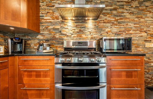 Cascade-Chipita Park Cabina | Upscale Remolded Modern Mountain Cabin l HOT TUB l Valley view l King suites