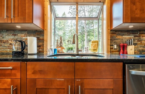 Cascade-Chipita Park Cabina | Upscale Remolded Modern Mountain Cabin l HOT TUB l Valley view l King suites
