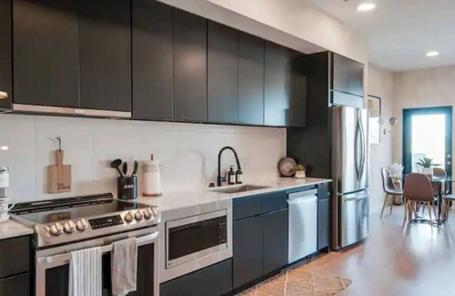 East Bank Condominio | Upscale Riverfront Condo, .7 Miles to Broadway!