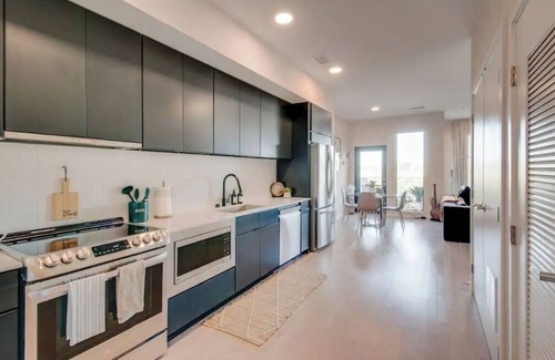 East Bank Condominio | Upscale Riverfront Condo, .7 Miles to Broadway!