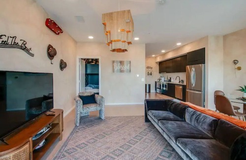 East Bank Condominio | Upscale Riverfront Condo, .7 Miles to Broadway!