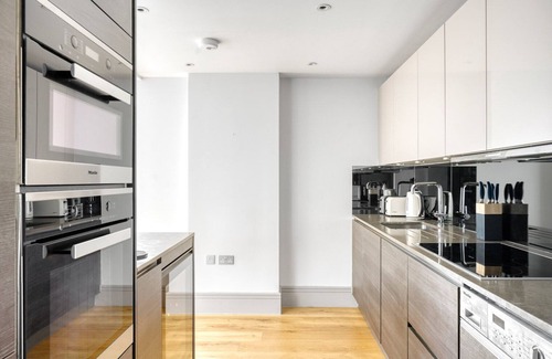 Primrose Hill Apartamento | Upscale St Johns Wood 2BR w/ Balcony, nr Regents Park, by Blueground