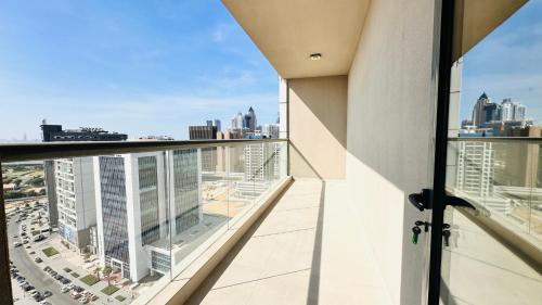 Business Bay Casa | Upscale Studio Apartment Palm View with Big Balcony Free Parking by Belvilla