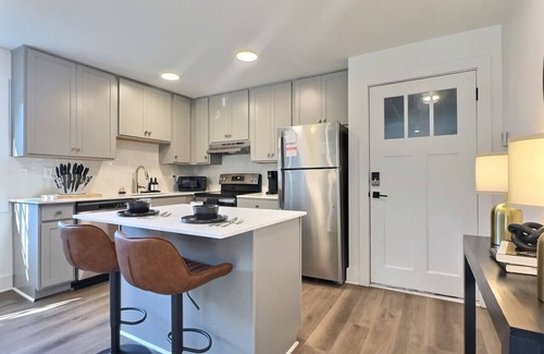 Crestline Heights Apartamento | Upscale suite w/ pool & extra large balcony