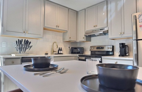 Crestline Heights Apartamento | Upscale suite w/ pool & extra large balcony