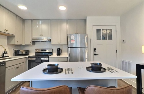 Crestline Heights Apartamento | Upscale suite w/ pool & extra large balcony