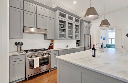 Savannah Victorian District Casa | Upscale Townhome & Carriage House in Savannah, Steps to Forsyth Park, sleeps 10