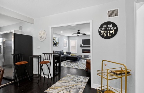 South Central Houston Casa | Upscale Urban | Near Downtown & Museum District