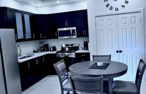 West Gate Hills Apartamento | Upscale Urban Oasis - Luxury Two Bedroom Apt Prime Location mins from the beach