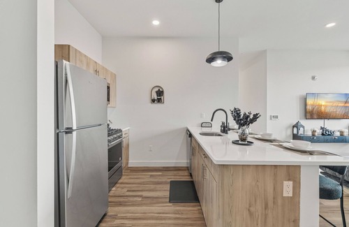 East Orange Apartamento | Upscale Views 2br Free Parkn, Walk 2 Train, 2bath