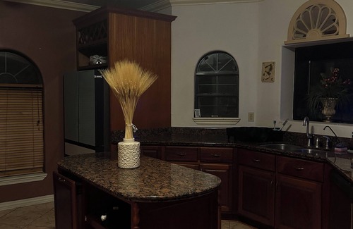 Eagle Pass Casa | Upstairs bar, palapa, 5 bedroom, king suite, Gig WiFi, great location