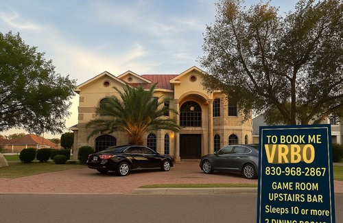 Eagle Pass Casa | Upstairs bar, palapa, 5 bedroom, king suite, Gig WiFi, great location