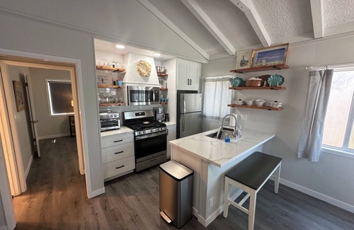 Corona del Mar Casa | Upstairs Beach Bungalow | Block to Beach