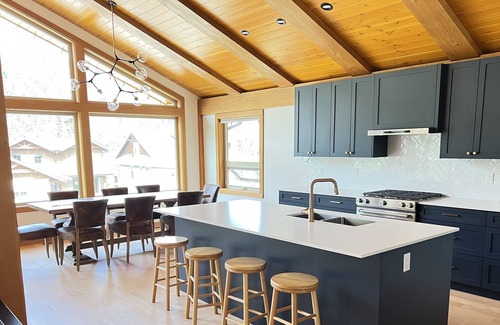Fairways Chalet De Esquí | Upstairs half of a timber frame ski-in chalet.