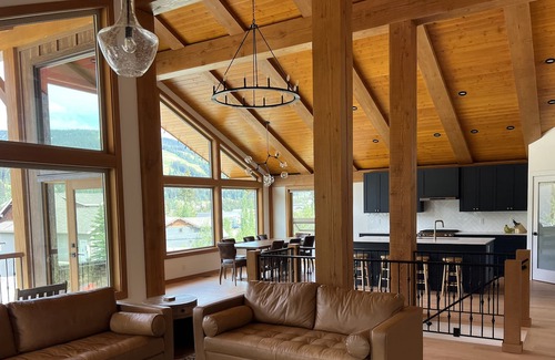 Fairways Chalet De Esquí | Upstairs half of a timber frame ski-in chalet.