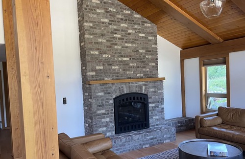 Fairways Chalet De Esquí | Upstairs half of a timber frame ski-in chalet.