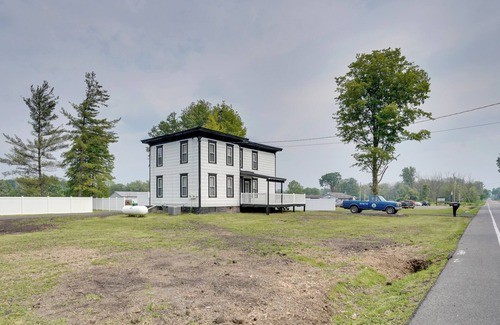 East Syracuse Apartamento | Upstate New York Vacation Rental w/ Hot Tub!