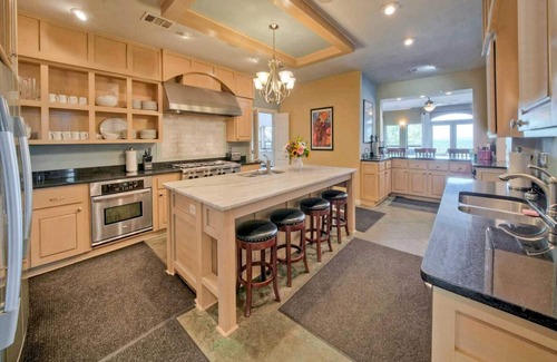 Buchanan Dam Casa | Upstay—Lakeside Retreat w Private Jetty & Hot Tub
