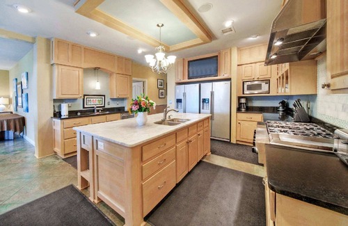 Buchanan Dam Casa | Upstay—Lakeside Retreat w Private Jetty & Hot Tub