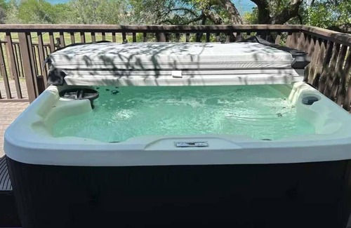 Buchanan Dam Casa | Upstay—Lakeside Retreat w Private Jetty & Hot Tub