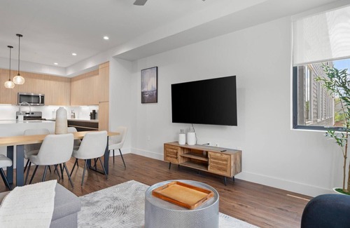 West Congress Apartamento | Upstay: Modern & Pet-friendly 2BR Home near SoCo