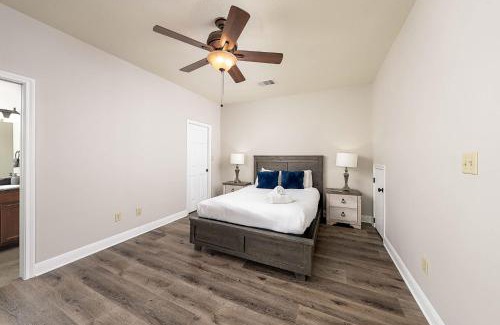 Govalle Casa | Upstay Stylish 4BR Getaway in Vibrant East Austin