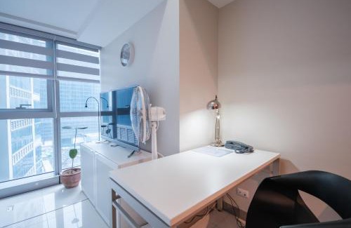 Pinagsama Apartamento | Uptown BGC Luxury 1br Suite with Fast Wifi