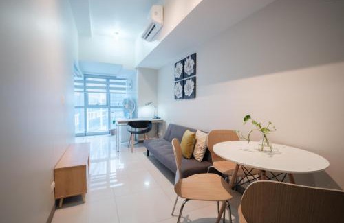 Pinagsama Apartamento | Uptown BGC Luxury 1br Suite with Fast Wifi