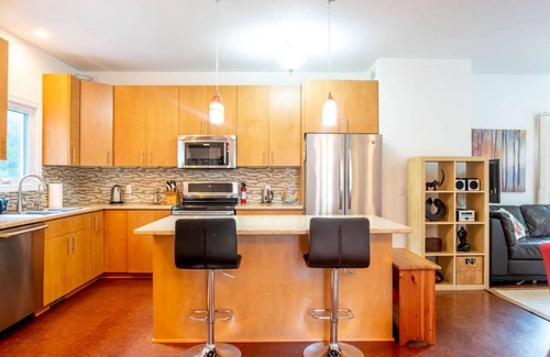 Waterloo Casa | Uptown Blue - Walk to Everything - Monthly rates!