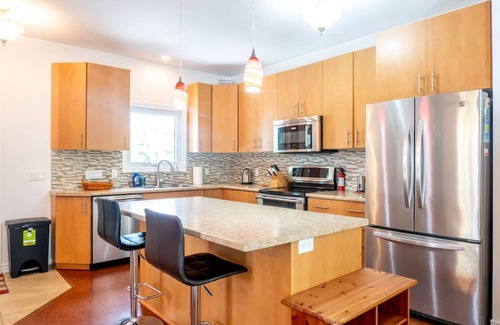 Waterloo Casa | Uptown Blue - Walk to Everything - Monthly rates!