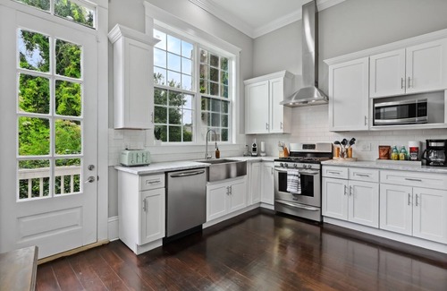 East Riverside Casa | Uptown Designer Home l 3 bedroom l 3 blocks to Magazine St