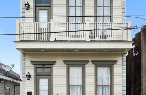 East Riverside Casa | Uptown Designer Home l 3 bedroom l 3 blocks to Magazine St