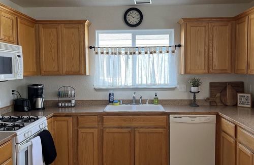 Ferndale Casa | Uptown Ferndale- two blocks from Main St in the Victorian Village!