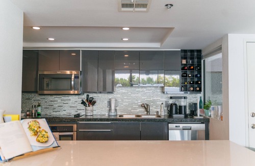 Vista Las Palmas Condominio | Uptown Las Palmas Condo w/ Pool + Hot Tub for Monthly Rentals