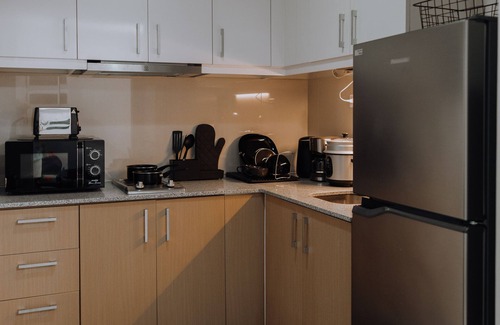 Santa Mesa Apartamento | Uptown Parksuites Urban Prime Retreat 1BR w/ Pool View, Washer, Wi-fi&Netflix