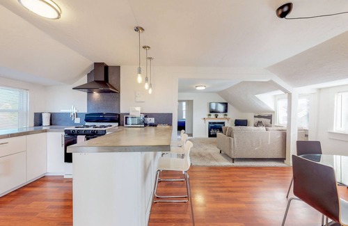 Eureka Casa | Vistas de la azotea de la parte alta, moderna casa de 2 dormitorios